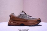 公司级耐克Nike Zoom Vomero Roam 马拉松复古跑五代休闲运动慢跑鞋 采用环保纤维革饰片组合网眼布鞋面材质 升级正确后跟Tpu加固 耐弯折热塑框