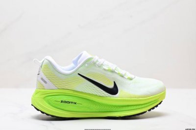 真标Nike Vomero 18 耐克 舒适减震防滑 低帮跑步鞋 货号:Hm6804-100 尺码:36 36.5 37.5 38 38.5 39 40 40.