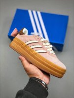 adidas Originals Gazelle Bold W 三层底低帮耐磨厚底增高板鞋鞋头出色设计 塑就出众贴合感稳固的后跟贴合足部曲线设计软弹舒适 不易磨