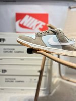 耐克Nike Dunk Low 板鞋Sb系列经典百搭休闲运动板鞋加厚鞋舌的填充 使舒适性大大提升 同时也更方便穿脱中底部分则加入了脚感柔软舒适Zoomair气垫