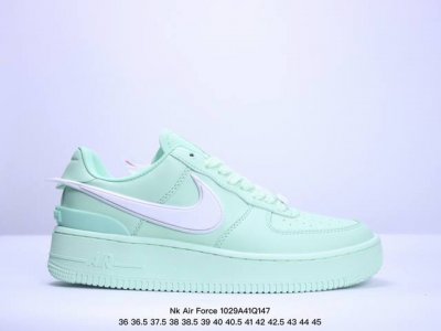 Ambush x Nk Air Force 7 Low 联名款 空军大勾 低帮休闲板鞋 鞋面采用了优质原厂皮革，标志性的 Swoosh 延伸至鞋跟之外，鞋舌和鞋