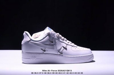 真标耐克Nike Air Force 1“07空军一号低帮百搭休闲运动板鞋。柔软、弹性十足的缓震性能和出色的中底设计，横跨复古与现代的外型结合，造就出风靡全球三