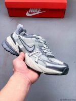 耐克Nike V2K Run新款百搭休闲跑步鞋 复古风潮 网面透气 紧致的鞋面材质提供良好的包裹性 鞋侧 Swoosh以及鞋头部分搭配增添不少亮点的镀铬细节 鞋