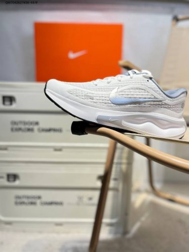 nike Joerney Run 轻便跑步鞋 使用了新型的缓震材料 脚感偏韧 后跟有加厚的海绵填充 鞋子前掌和后掌做了加宽设计 增加了跑步时的稳定性 织物加网纱