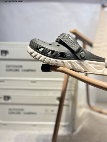 crocs 卡骆驰 Eva 舒适轻便 洞洞鞋 凉鞋 拖鞋 时尚撞色设计，充满活力的全新系列，同时拥有复古条纹与经典Logo标志。 可调节后跟带，放前面变成惬意舒
