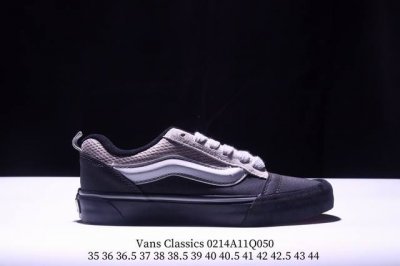 Vans Classics Knu Skool 苏格兰格纹拼接 厚鞋舌面包鞋 Vans联名超火的土豆鞋，复古经典，鞋头放大、包边上移加厚、鞋舌加厚。Vans C