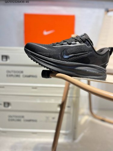 Nike Vomero 18 耐克 舒适减震防滑 低帮跑步鞋 全掌Reactx泡绵中底 前掌和后跟还配备了Air Zoom气垫单元 据说跑起来更快更舒适哦 这次