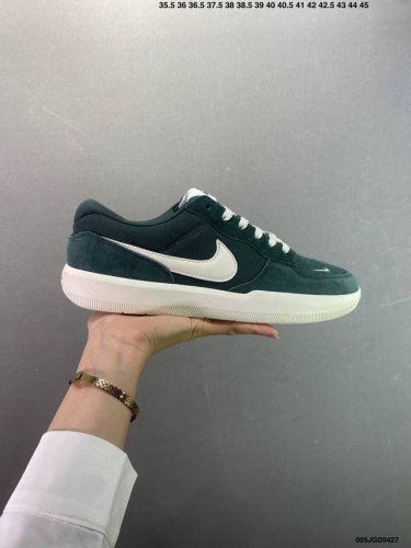 Nike Sb Force 58 百搭单品 是一款将前沿创新带入街头的单品，它具有硫化杯底，具有出色的耐用性和灵活性。使用帆布和绒面革，在饰面上放置通风口，它自