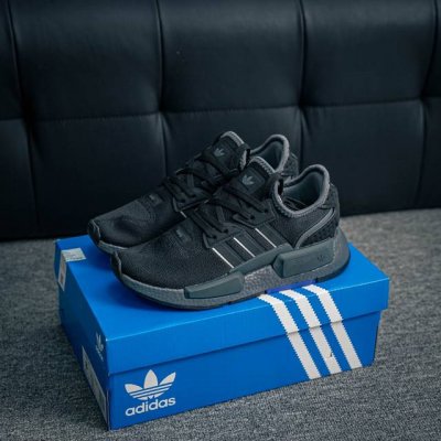 核心私 阿迪达斯新配色 Adidas Nmd G1 街头风经典百搭跑步鞋 以鞋型 角度和面料 力求展现 Adidas创新传统 采用时髦廓形 以抢眼外形诠释经典细