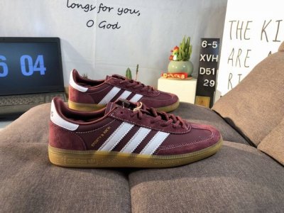adidas 阿迪达斯 男女鞋真标半码制，原楦开发纸版楦型，采用固色猪巴革组合牛巴磨砂革鞋面材质，内嵌环保海玻璃鞋垫，外置防滑耐磨Rb橡胶大底复古设计与现代简约