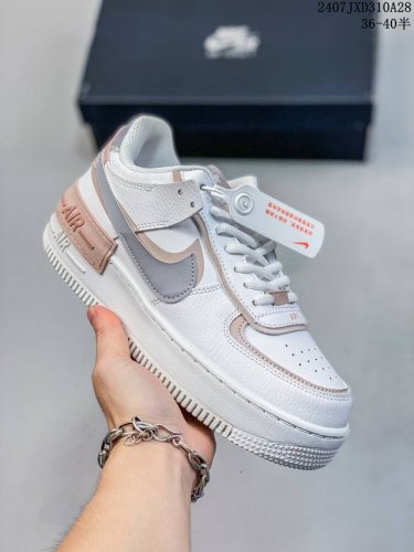 nike Air Force 1 Shadow 耐克 空军一号 低帮 粉绿白马卡龙 鞋款以air Force 1经典版型为蓝本打造，以趣味十足的解构风格焕新演绎