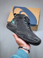 Asics Nova Surge 3 亚瑟士中帮实战篮球鞋 织物网眼鞋面 下层密布透气孔 热熔材料对鞋头进行加固 共计7组鞋带孔 前4对鞋带孔添加tu材质加固