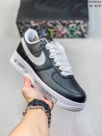 公司级带半码耐克Nike AIR FORCE 7 空军一号低帮百搭休闲运动板鞋。柔软、弹性十足的缓震性能和出色的中底设计，横跨复古与现代的外型结合，造就出风靡全