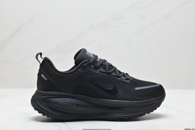 290 公司级Nike Vomero 18 耐克 舒适减震防滑 低帮跑步鞋 全掌Reactx泡绵中底 前掌和后跟还配备了Air Zoom气垫单元 据说跑起来更快