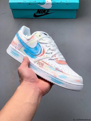 公司级！Nike Court Vision 1 “镜之魅影”手绘涂鸦定制板鞋 在那幽谧昏暗的房间里，一面古老的镜子静静伫立，镜面斑驳，裂痕交错，镜之魅影，它不仅
