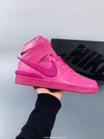 耐克Ambush X Sb Dunk High Sb滑板鞋高帮 联名双色尽显街头气质。鞋款最大亮点在于侧身 Swoosh Logo 延至后跟并超过鞋身，以夸张设