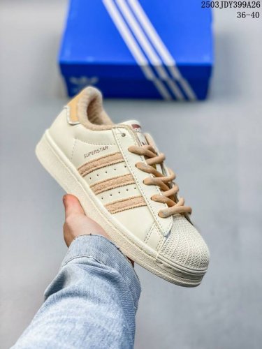 140 阿迪达斯 新款 Adidas Superstar 三叶草 经典贝壳头系列 新款休闲板鞋潮流男女士运动鞋 。鞋面柔软织物材质 标志性的贝壳鞋头，锯齿三条纹