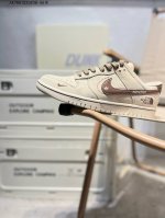 350 Nk Dunk Low Cdg联名 三方联名 Sb低帮休闲板鞋 #美国著名户外品牌与日本东京设计师川久保玲Cdg联合打造街头滑板鞋，有北面雪山简约的风格