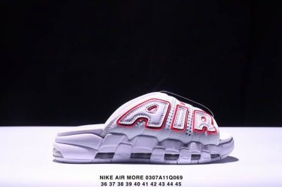 140 Nike Air More Uptempo Slide皮蓬拖鞋 以流行于街头的涂鸦文化为设计灵感，整体的设计风格夸张而充满魅力，厚实而充满质感的皮质鞋面