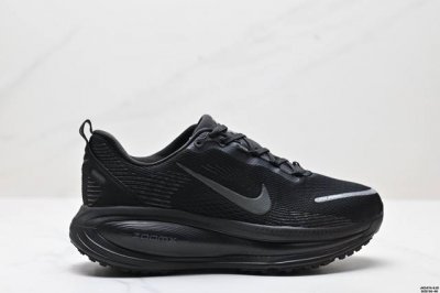 260 公司级Nike Vomero 18 耐克 舒适减震防滑 低帮跑步鞋 全掌Reactx泡绵中底 前掌和后跟还配备了Air Zoom气垫单元 据说跑起来更快