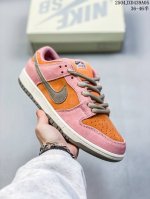 耐克Nike Sb Dunk Low What The Paul 彩色拼接 不对称鸳鸯 低帮运动休闲板鞋 右脚以多种色彩打造 颜色运用十分丰富 黑色的鞋包围上缀