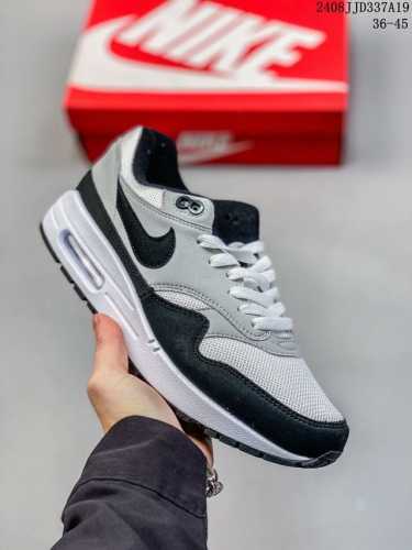 真标nike Air Max 1 Air Max 气垫 全新配色 鞋身材质均选择皮革、织物、麂皮多种材质覆盖，保证质感的前提下，层次感也相当不错。细节方面，除了
