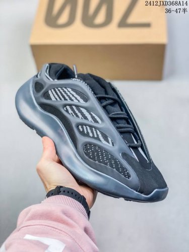 椰子700 V3 异形 Yeezy 700 V3 “Azael” 夜光 抢先释出整体设计上与前两代鞋型完全不同，整个鞋面的线条更加简洁圆润，由复古老爹鞋转变为科