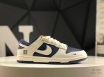 头层带半码耐克Nike Sb Zoom Dunk Low 板鞋 系列经典百搭休闲运动板鞋 鞋舌的填充，使舒适性大大提升，同时也更方便穿脱中底部分则加入了脚感柔软