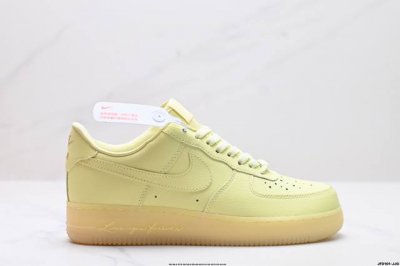 公司级耐克Nike Air Force 1“07空军一号低帮百搭休闲运动板鞋。柔软、弹性十足的缓震性能和出色的中底设计，横跨复古与现代的外型结合，造就出风靡全球
