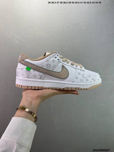 170 特价Lv X Nike Dunk Low 白绿 此款主张打破传统的工业化流水线设计限制，以Made By Ideas的超级创意为理念，集结众多潮流设计师