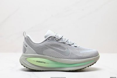 公司级Nike Vomero 18 耐克 舒适减震防滑 低帮跑步鞋 全掌Reactx泡绵中底 前掌和后跟还配备了Air Zoom气垫单元 据说跑起来更快更舒适哦