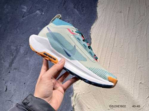 220 #新品上市实拍 Nike Reactx Pegasus Trail 5 Gtx 越野跑步鞋登月兼顾迅疾外观和稳固脚感 后跟覆面和中足动态支撑巧妙融合