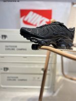 全新Nike Air Max Dn 运动鞋 时尚跑步鞋，豆荚造型气垫吸睛！鞋面采用织物材质打造，提供舒适的穿着体验。这款鞋不仅具有时尚的外观，还融合了许多经典的