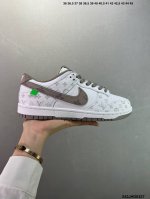 170 特价Lv X Nike Dunk Low 白绿 此款主张打破传统的工业化流水线设计限制，以Made By Ideas的超级创意为理念，集结众多潮流设计师