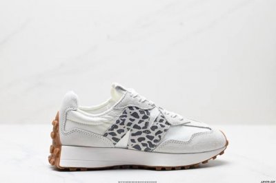 公司级New Balance Ms327 复古休闲运动慢跑鞋 以更纯粹的复古风格设计打造的全新造型 侧身还以解构设计 将 N 字标志以做旧压花样式呈现 官方货号