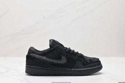 真标Nike Dunk Low Dunk SB顾名思义，具有经典的Dunk血缘，又注入了更多的时尚元素。相较于普通的Dunk滑板鞋，改良版的Dunk SB加厚了