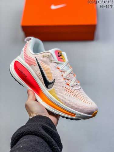 公司级Nike Vomero 18 耐克 舒适减震防滑 低帮跑步鞋 全掌Reactx泡绵中底 前掌和后跟还配备了Air Zoom气垫单元 据说跑起来更快更舒适哦