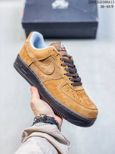公司级带半码耐克Nike Air Force 7 Lv8空军一号低帮百搭休闲运动板鞋。柔软、弹性十足的缓震性能和出色的中底设计，横跨复古与现代的外结合，造就出风