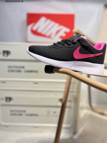 Nike Roshe Run 奥运伦敦三代小跑 拥有年轻时尚活力的版型 蜂窝式速干透气网面 轻盈舒适Eav发泡中底 脚感充分 轻便 柔软 众多优势难以概全 上脚