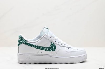 真标耐克Nike Air Force 1“07空军一号低帮百搭休闲运动板鞋。柔软、弹性十足的缓震性能和出色的中底设计，横跨复古与现代的外型结合，造就出风靡全球三