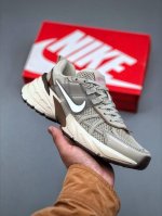 280支持放店 Nike V2K Runtekk 灰粉减震防滑复古低帮跑步鞋材质上使用大面积网眼 皮革 Tpu 组成 支撑和透气性肯定不错 中底处由 Cushl