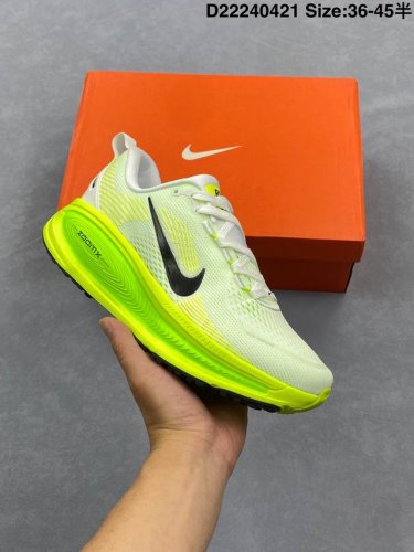 真标Nike Vomero 18 耐克 舒适减震防滑 低帮跑步鞋 全掌Reactx泡绵中底 前掌和后跟还配备了Air Zoom气垫单元 据说跑起来更快更舒适哦