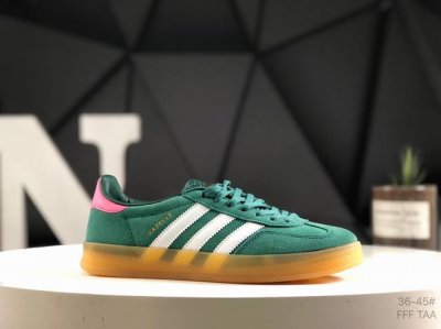 阿迪达斯 Adidas Originals Gazelle Indoor 复古三叶草防滑透明橡胶板鞋经典运动鞋。这款经典鞋,忠于原版设计,缀撞色三条纹和鞋跟饰片
