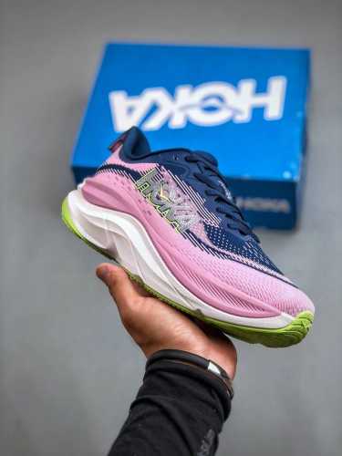 hoka M Skyflow 低帮专业越野跑步鞋 粗矿型的鞋身上脚特别修饰腿型 经典的胖鱼头鞋型 超高颜值厚重皮质与热压鞋身质感让提升双层发泡中底增加整体鞋身造