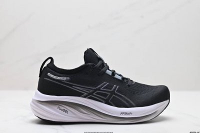 公司级Asics 亚瑟士Gel-Nimbus 26稳定跑鞋鞋面采用双层提花网面设计，提高包裹性和透气性，后跟搭载稳定系统科技T-Gel提升整体支撑力和结构感，减