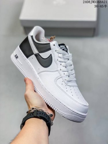 公司级耐克air Force 7 空军一号低帮百搭休闲运动板鞋。柔软、弹性十足的缓震性能和出色的中底设计，横跨复古与现代的外型结合，造就出风靡全球三十多年的fo