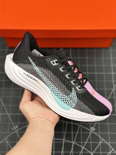 Nike W Pegasus Plus 飞马系列透气缓震运动跑鞋 #全新一代拥有 Zoom Air 一如既往的稳定感和流畅感 鞋面采用工程网眼设计 为特定高热区