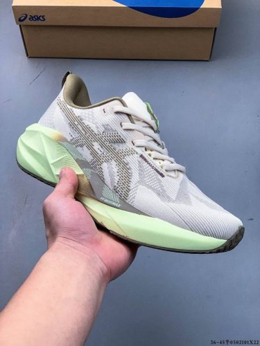 集图 Asics 宣布推出备受期待且深受粉丝喜爱的新款 Novablast 5 跑鞋。 Novablast 系列的最新更新通过轻质材料和 Asics 全新中底材