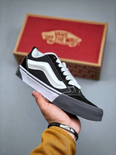 vans Knu Skool灰生胶复古面包鞋！ 超火的大Vans灰生胶复古黑色面包鞋