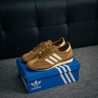 核心私 Adidas Originals Sl 72 Og 超轻便透气复古慢跑鞋 鞋头的设计饱满圆润 鞋面是翻毛皮和尼龙材质结合 上脚舒适柔软 橡胶大底非常耐磨